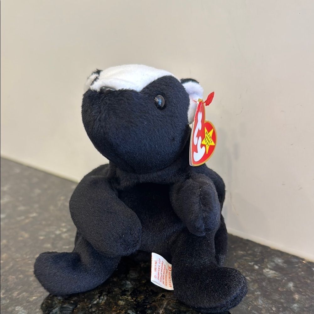 1995 Ty Beanie Babies Stinky The Skunk Plush Toy PVC pellets. Size 11”